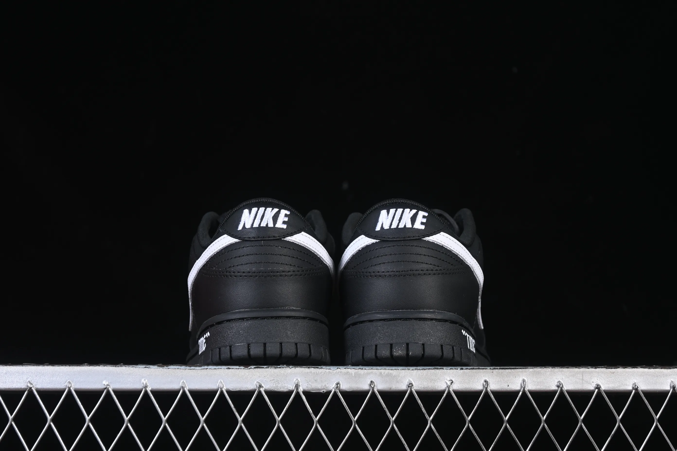All categories Nk SB Dunk Series Nk SB Dunk Low High-end customized low-top sneakers Nike SB Dunk Low All black and white hook Anniversary high-end customized low-top casual sneakers HF5441-100